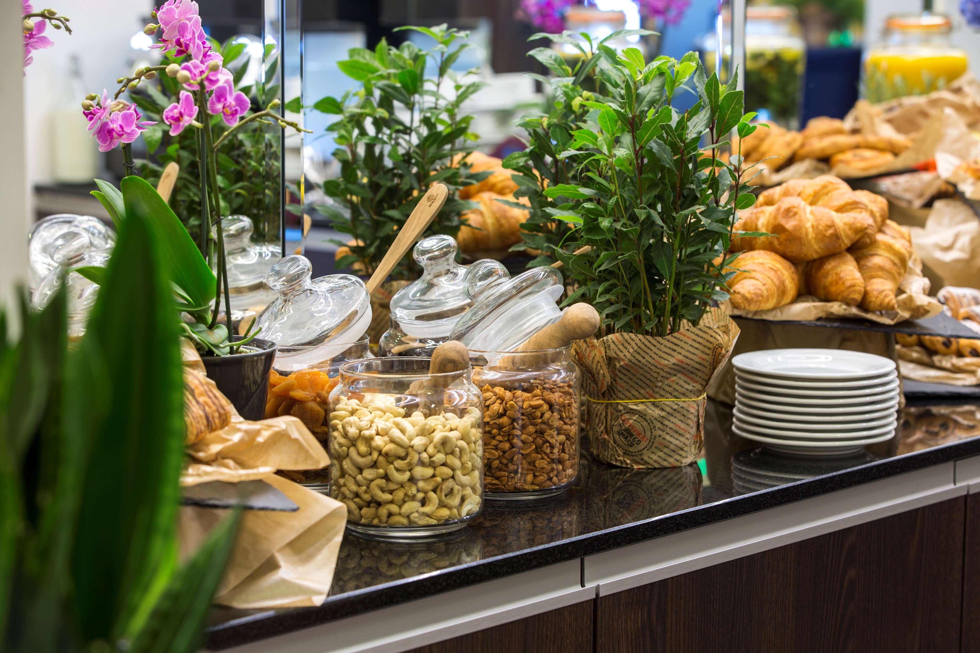 Radisson Blu Sobieski Warsaw Exterior photo Breakfast buffet at the hotel
