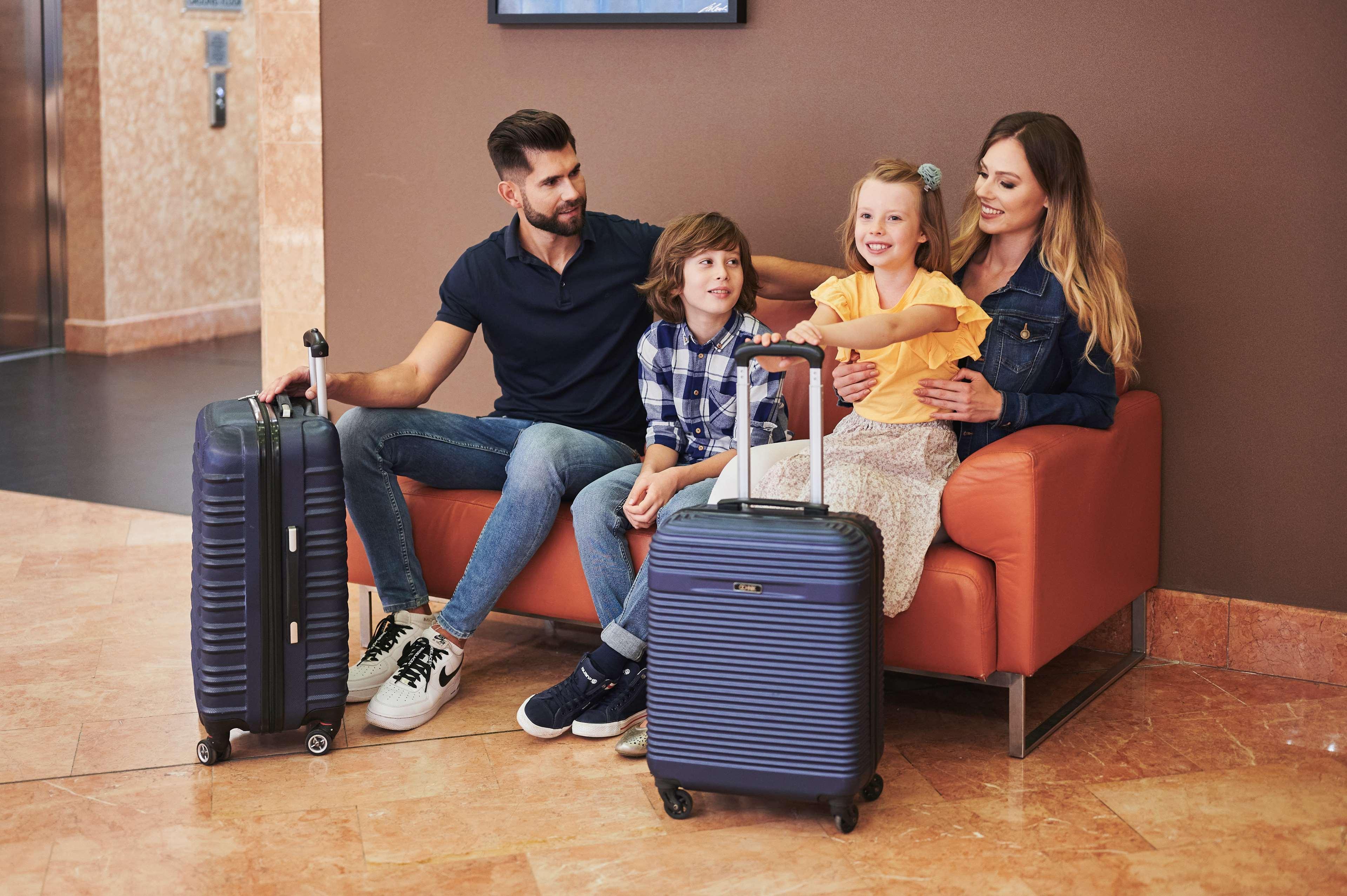 Radisson Blu Sobieski Warsaw Exterior photo Family with suitcases