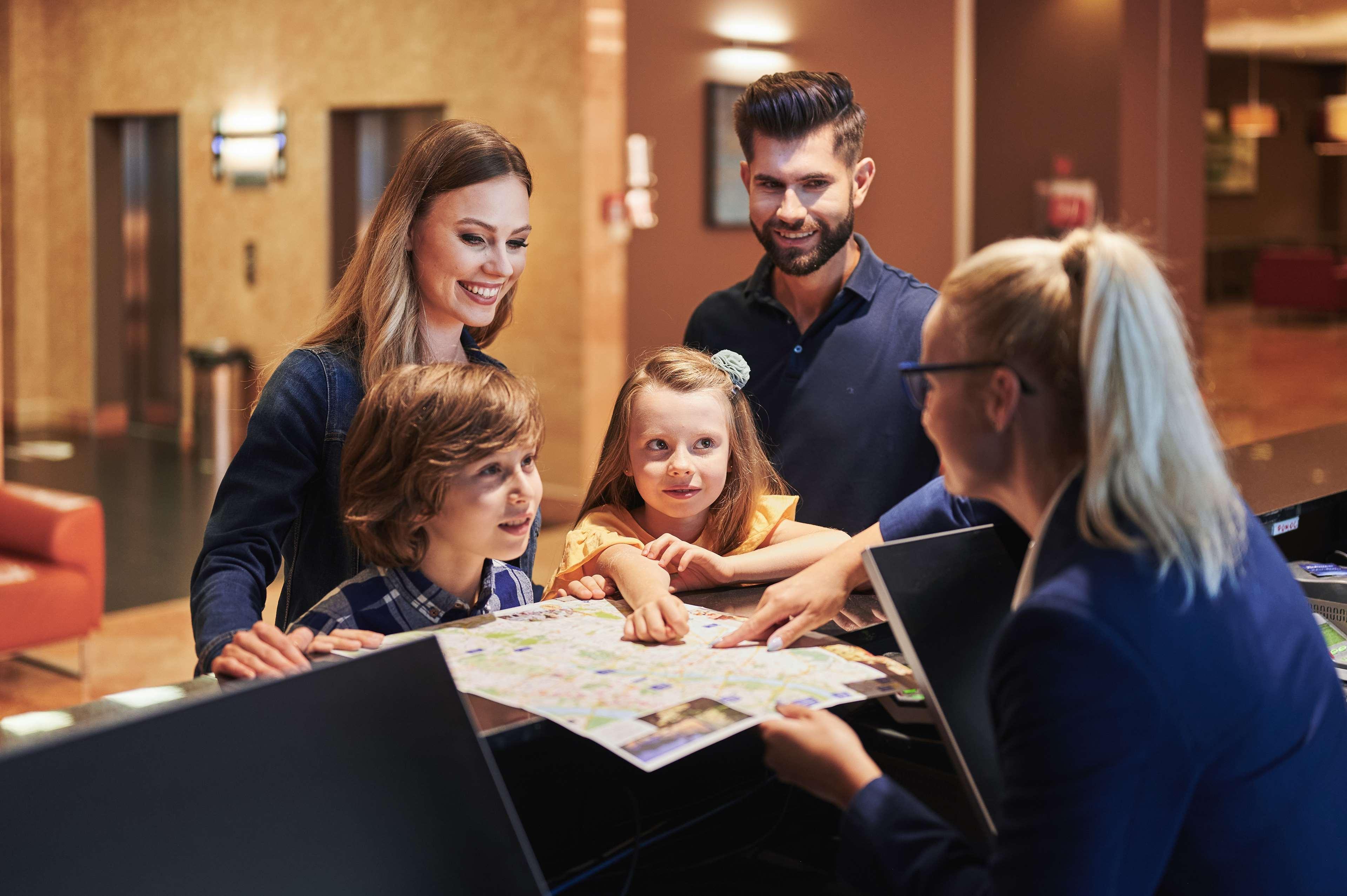 Radisson Blu Sobieski Warsaw Exterior photo Receptionist with guests