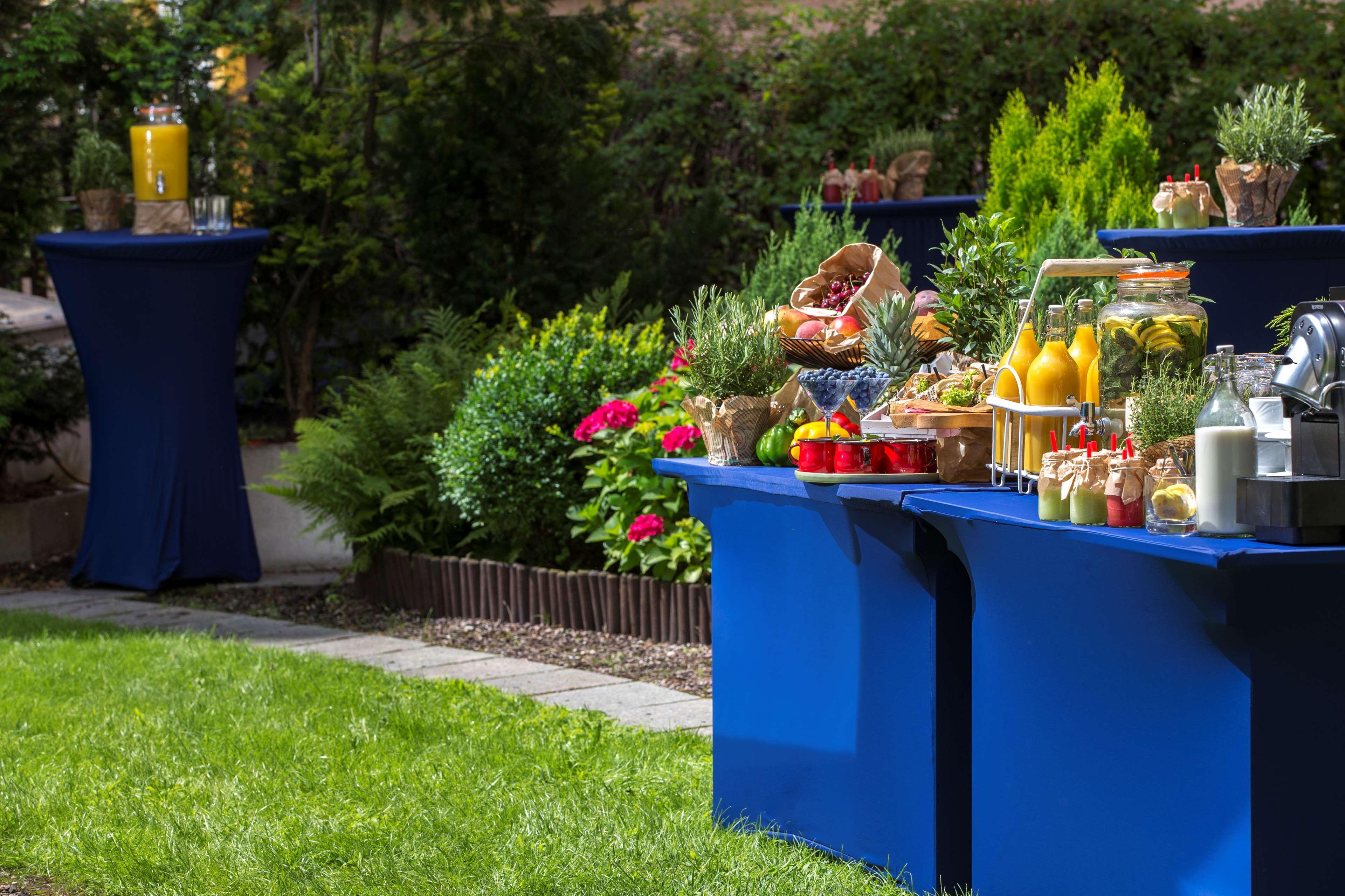 Radisson Blu Sobieski Warsaw Exterior photo Garden Party