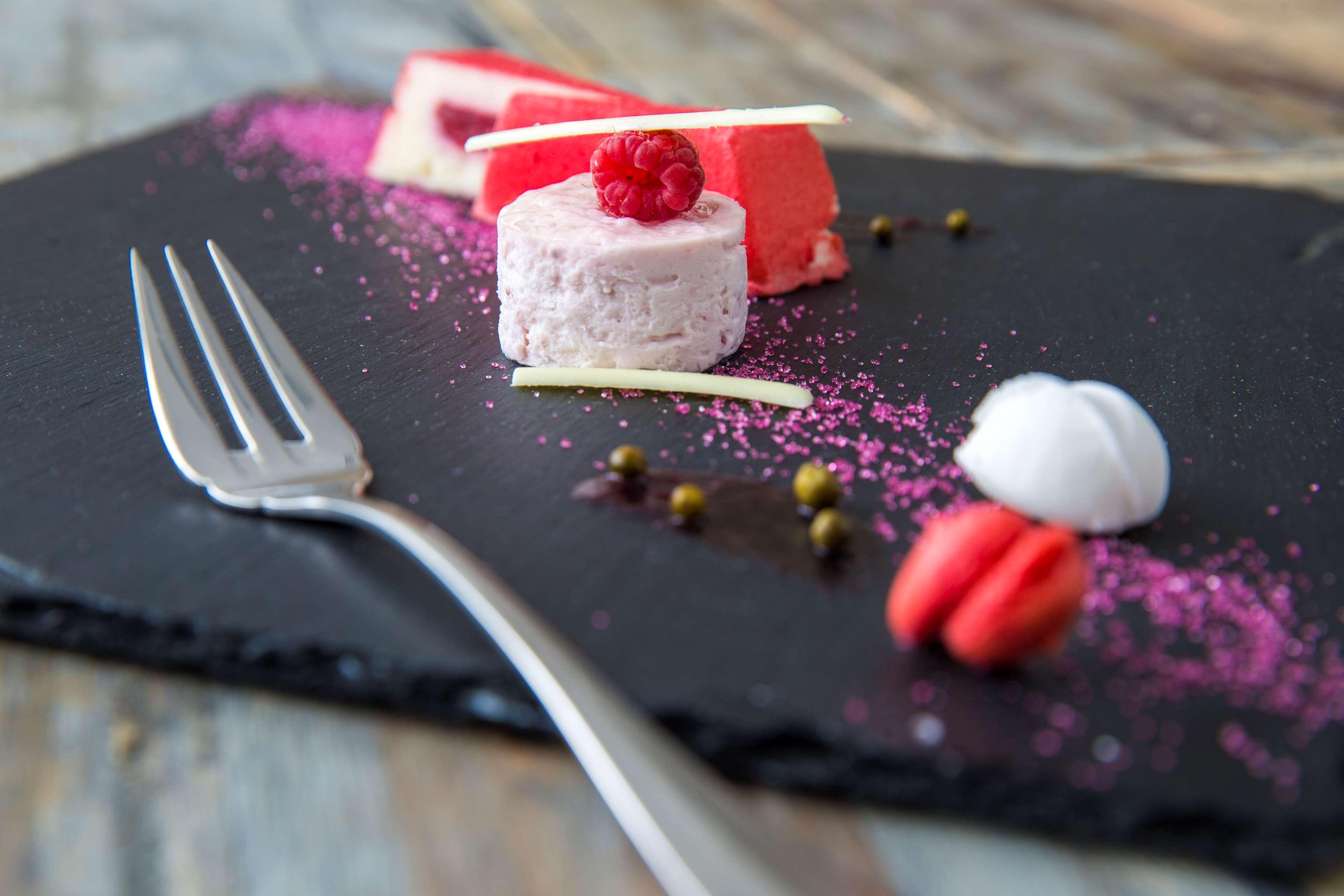 Radisson Blu Sobieski Warsaw Exterior photo A dessert
