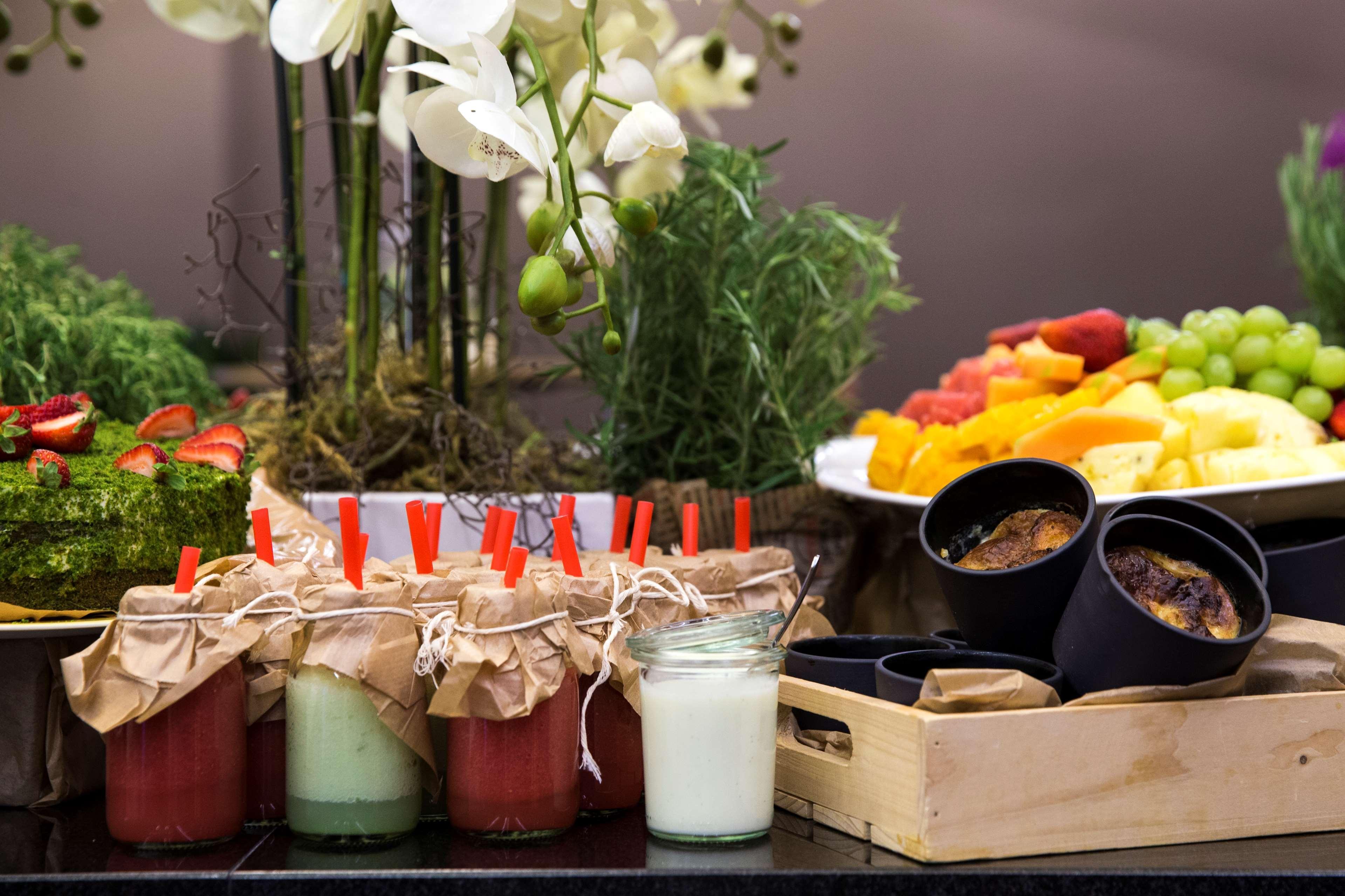Radisson Blu Sobieski Warsaw Exterior photo Breakfast buffet at a luxury hotel
