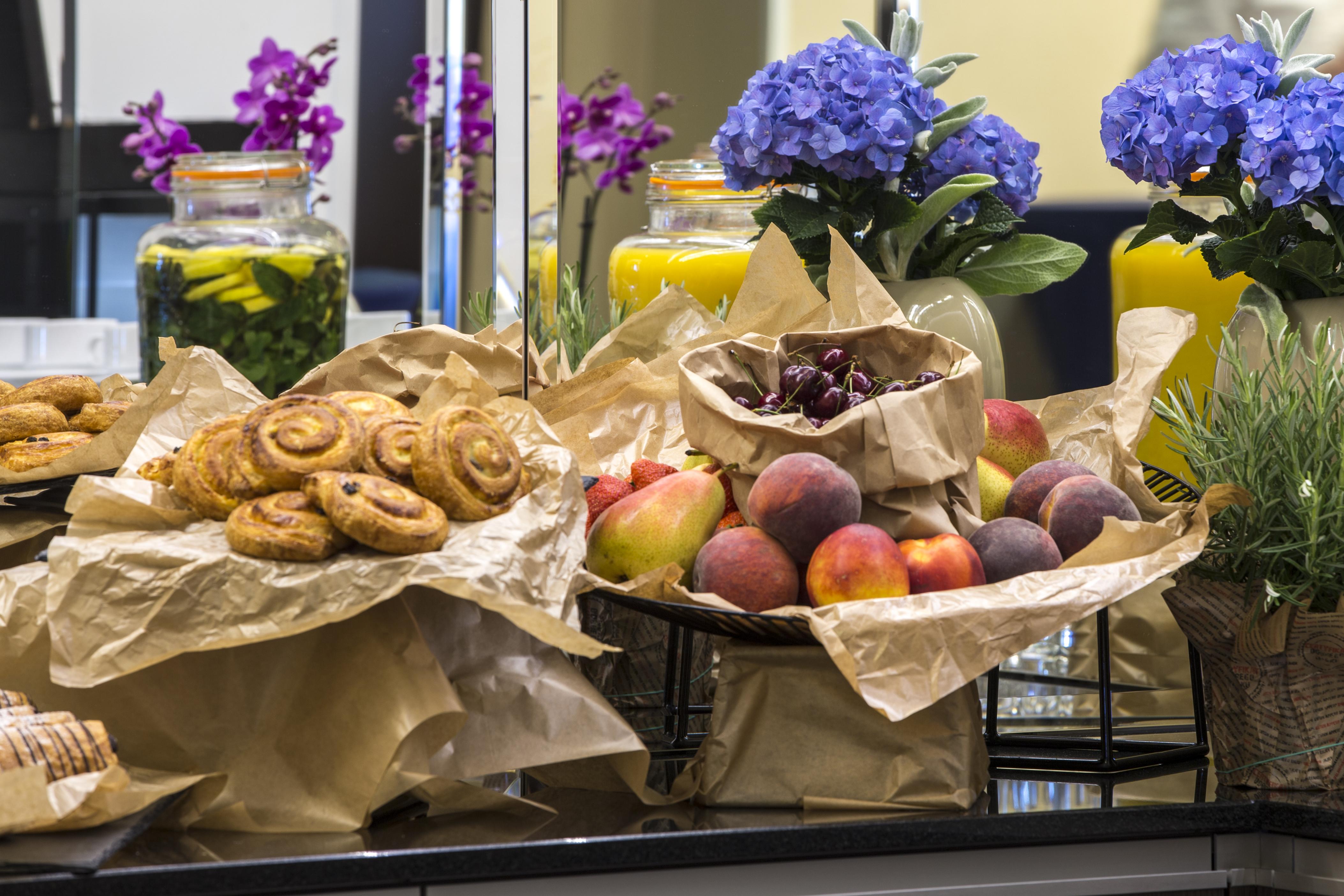 Radisson Blu Sobieski Warsaw Exterior photo Breakfast buffet at a luxury hotel