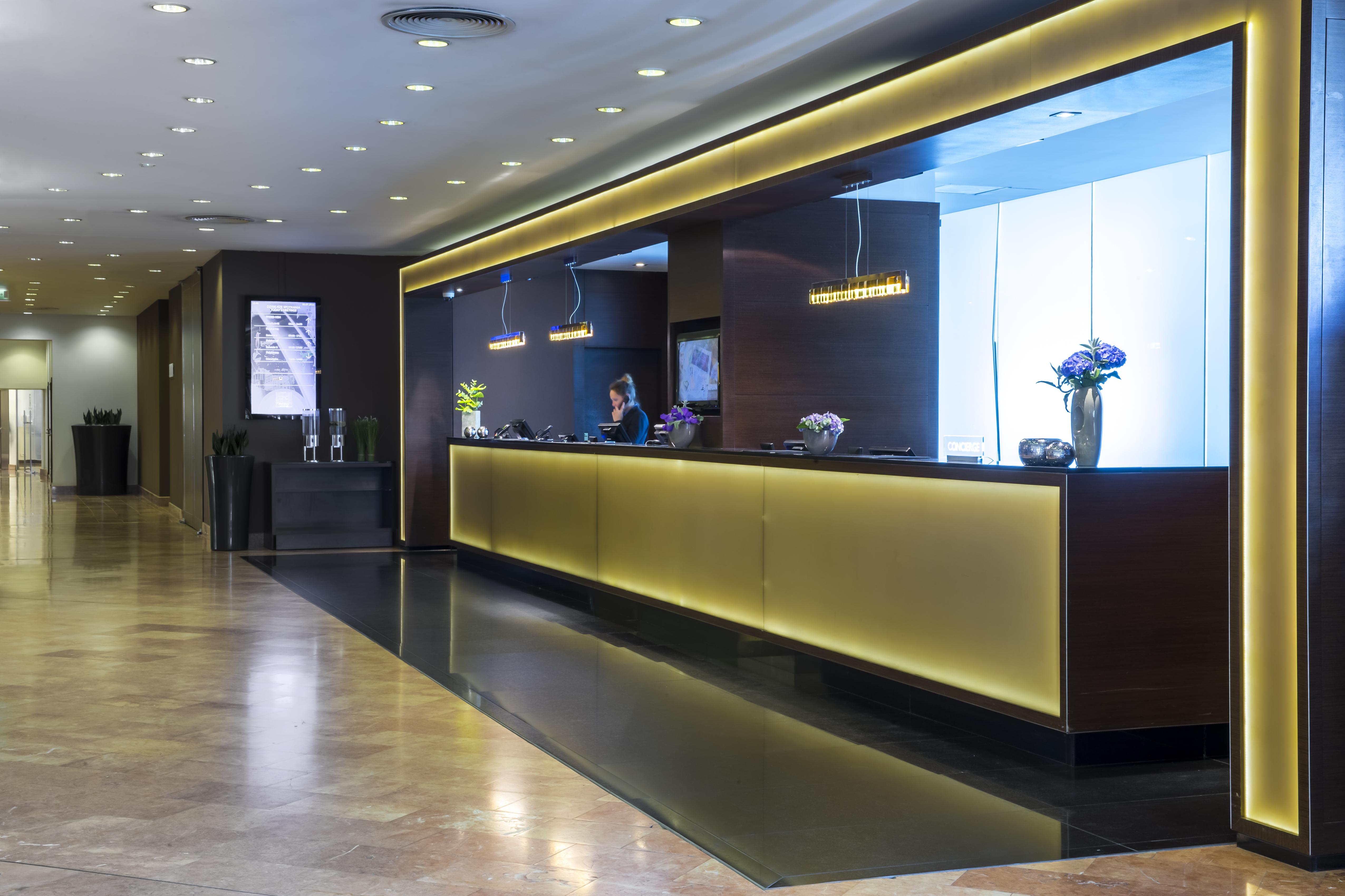 Radisson Blu Sobieski Warsaw Exterior photo Reception desk